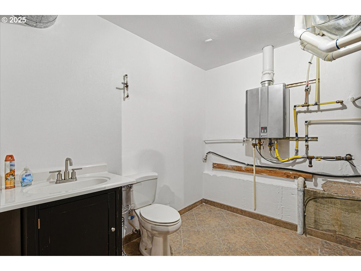 1820 Southwest Heiney Road Gresham, OR 97080 - Photo 37 of 48 a bathroom with a sink and a toilet