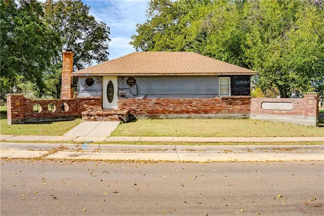 $60,000 | 634 North Oak Street, Iola, KS 66749