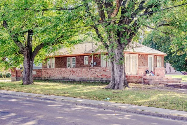 $60,000 | 634 North Oak Street, Iola, KS 66749