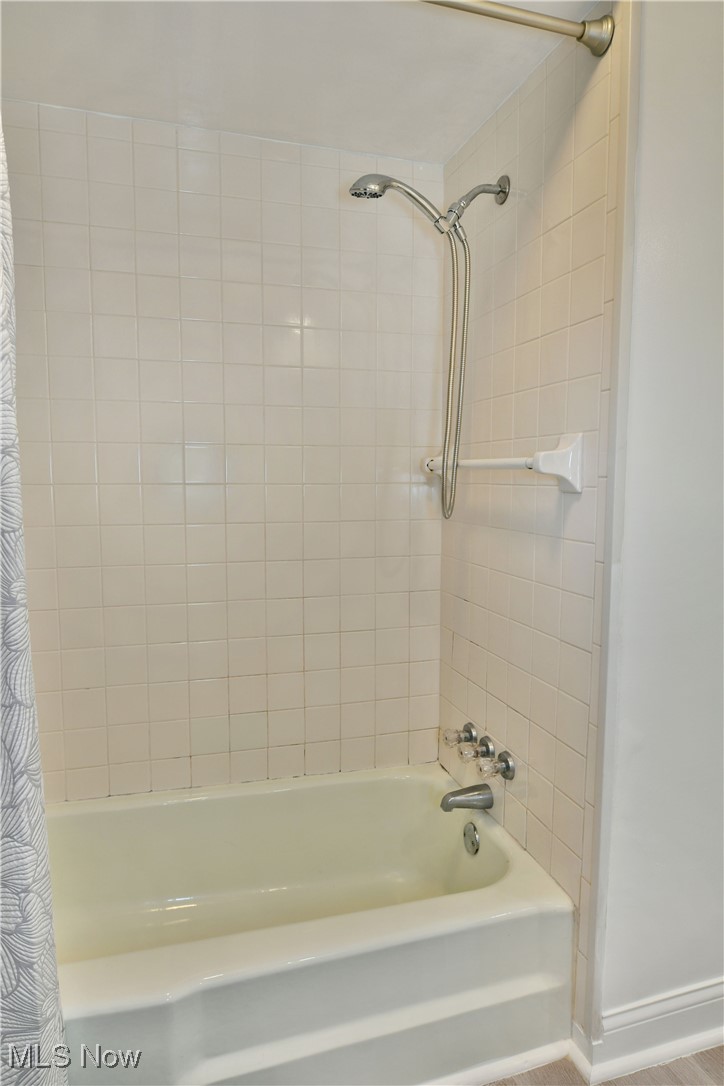 9633 Howland Springs Road Southeast Warren, OH 44484 - Photo 44 of 50 Bathroom with shower / bath combo with shower curtain