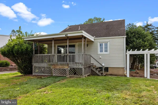 a view of house with a yard