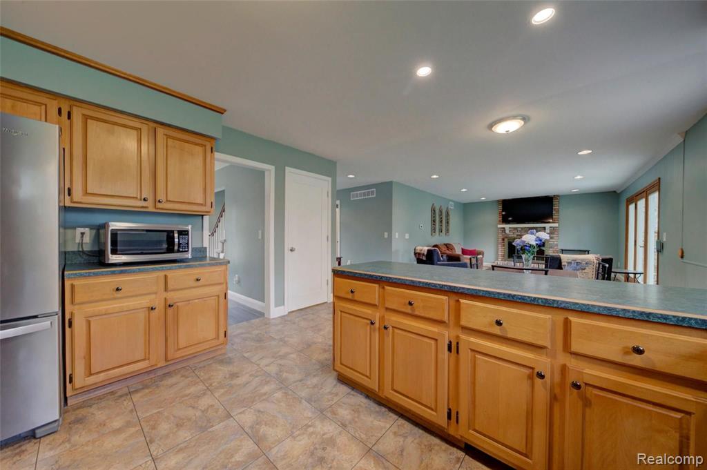 4386 Beach Road Troy, MI 48098 - Photo 13 of 56