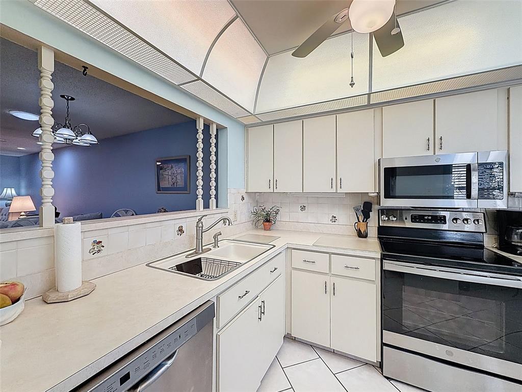 11241 Versailles Lane Port Richey, FL 34668 - Photo 4 of 84