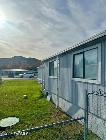 a view of a backyard