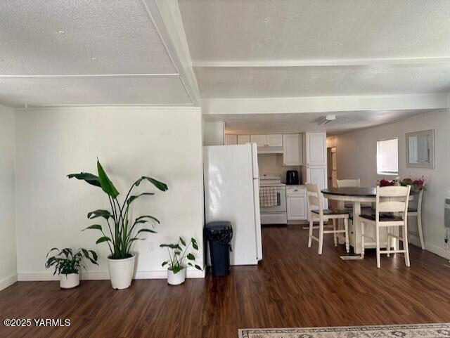 451 Pence Road, Unit 20 Yakima, WA 98908 - Photo 2 of 15 a living room with furniture a wooden floor and a potted plant
