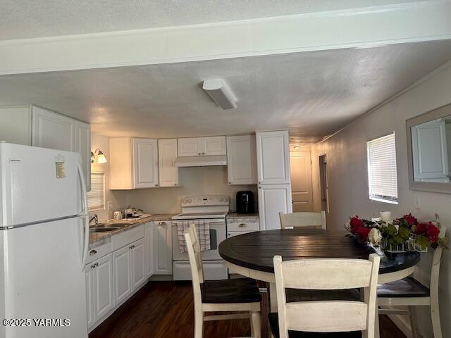 451 Pence Road, Unit 20 Yakima, WA 98908 - Photo 5 of 15 a kitchen with a dining table chairs refrigerator and cabinets