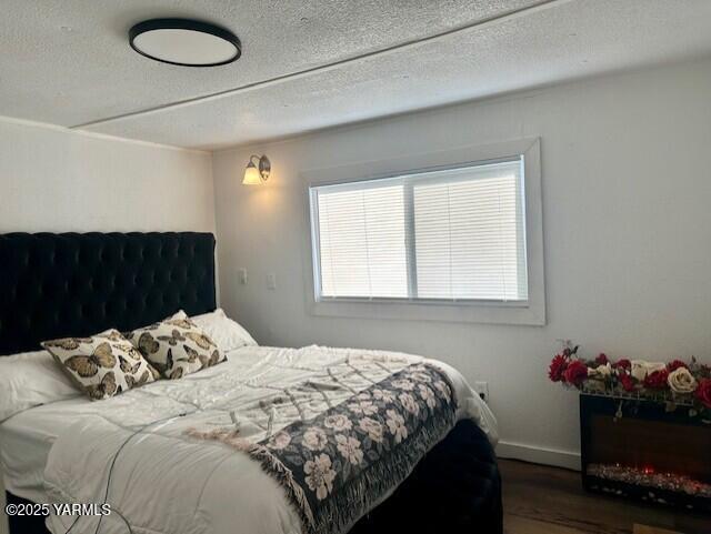 451 Pence Road, Unit 20 Yakima, WA 98908 - Photo 7 of 15 a bedroom with a bed and a window