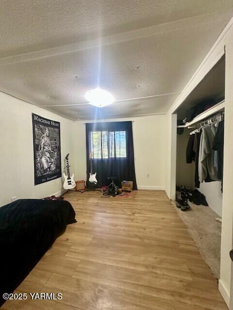 451 Pence Road, Unit 20 Yakima, WA 98908 - Photo 10 of 15 a view of a livingroom with workspace and a window