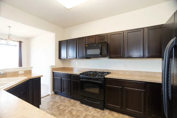 $2,600 | 13340 Mockingbird Court, Huntley, IL 60142