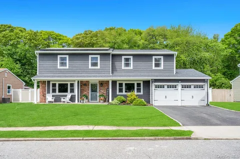 $899,999 | 20 Canterbury Court, Oakdale, NY 11769