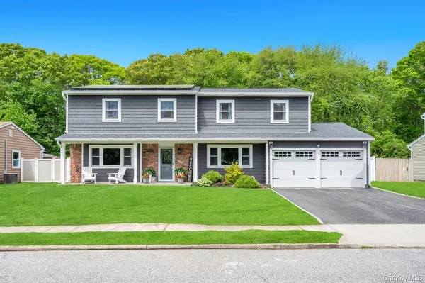$899,999 | 20 Canterbury Court, Oakdale, NY 11769