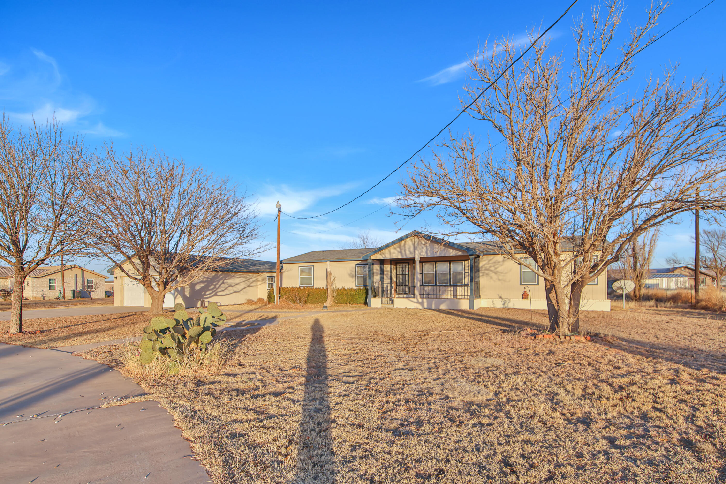 a view of a yard with a house