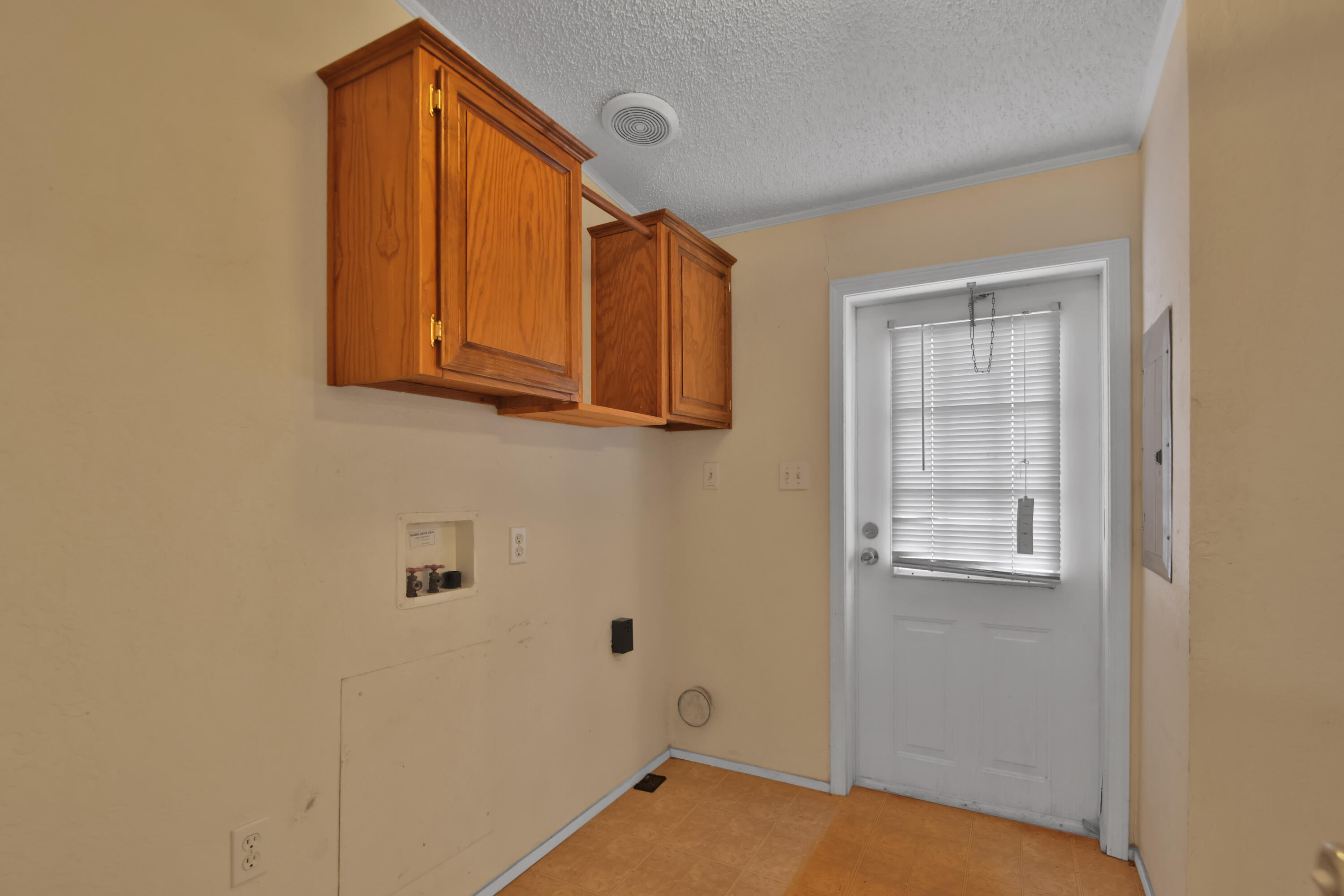 120 Highway 114 Estates Road Lubbock, TX 79407 - Photo 11 of 49 a bathroom with a bathtub