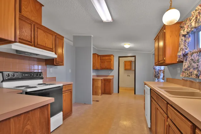 a kitchen that has a lot of cabinets in it