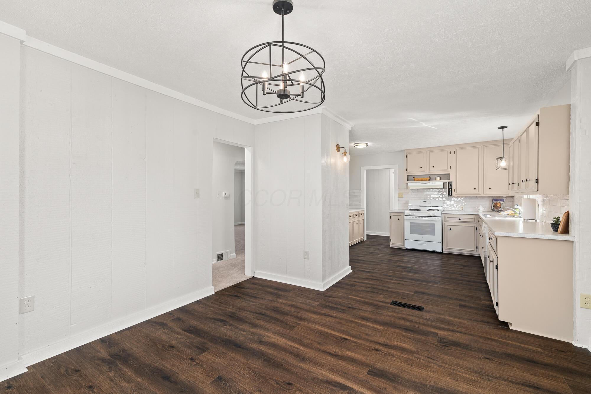 299 Taylor Road Mansfield, OH 44903 - Photo 7 of 40 Dining area