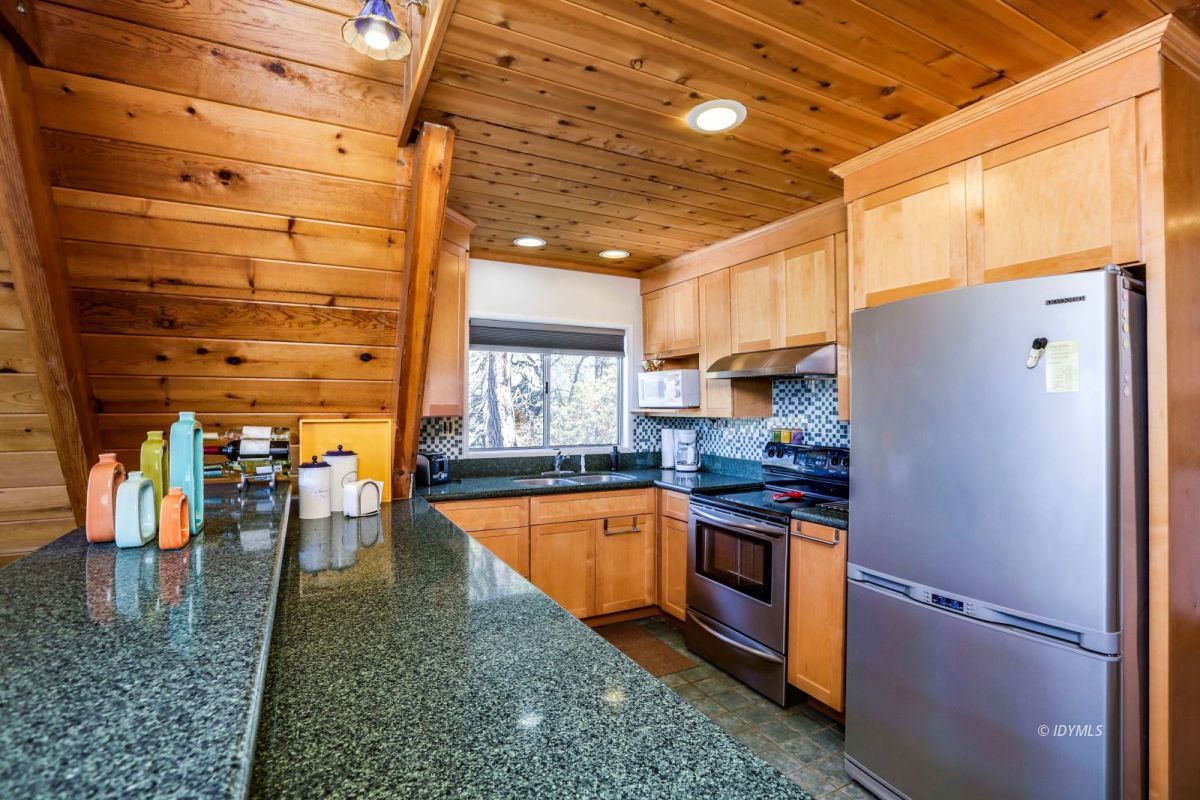 24636 Logan Creek Road Idyllwild, CA 92549 - Photo 12 of 29 Kitchen with granite counter-tops