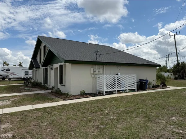 a view of a house with backyard and porch