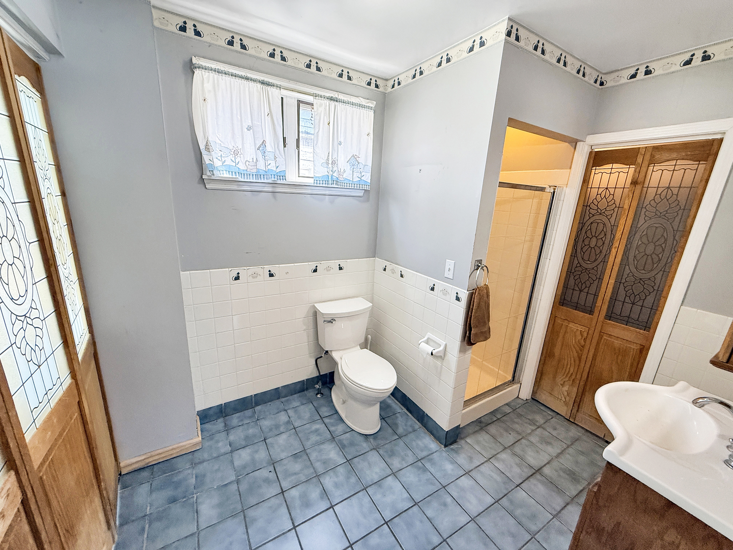 511 Chestnut Street Waukegan, IL 60085 - Photo 10 of 17 a bathroom with a toilet sink and shower