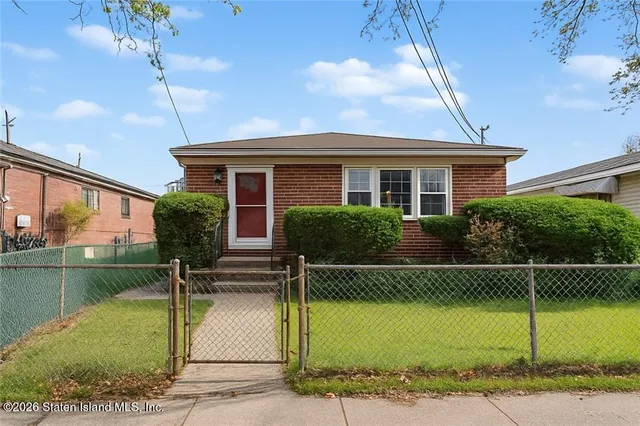 a view of a house with backyard and garden