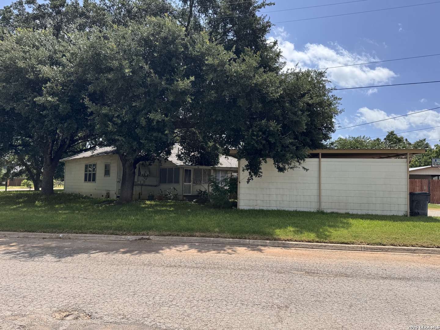 604 East Rio Grande Street Pearsall, TX 78061 - Photo 4 of 31