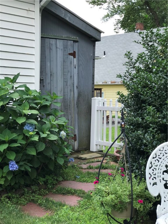 19 Lyndon Road Cranston, RI 02905 - Photo 8 of 29 Gallery Image 8