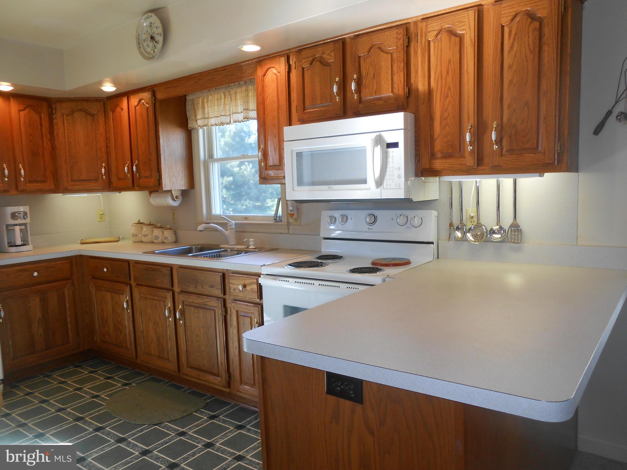 14120 Fairview Road Clear Spring, MD 21722 - Photo 9 of 27 Breakfast bar