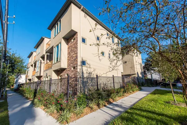 a view of a back yard of the house
