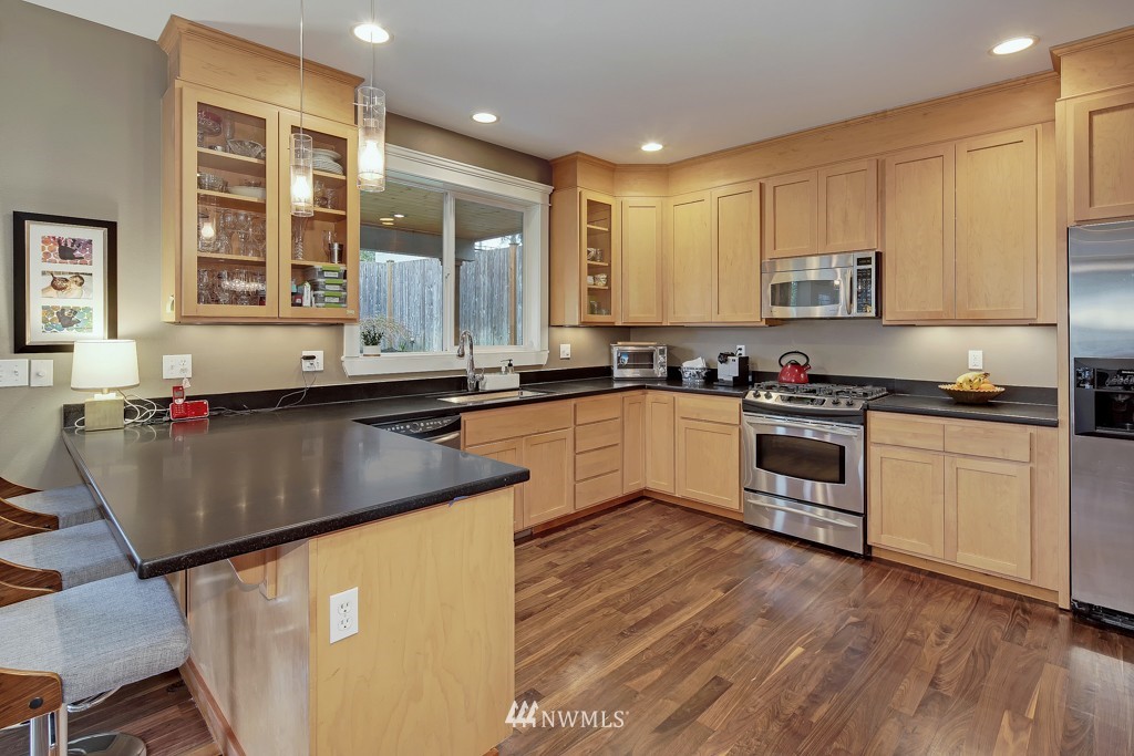 4924 Southwest Forney Street Seattle, WA 98116 - Photo 8 of 24 Gallery Image 8