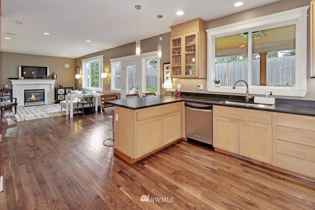 4924 Southwest Forney Street Seattle, WA 98116 - Photo 9 of 24 Gallery Image 9