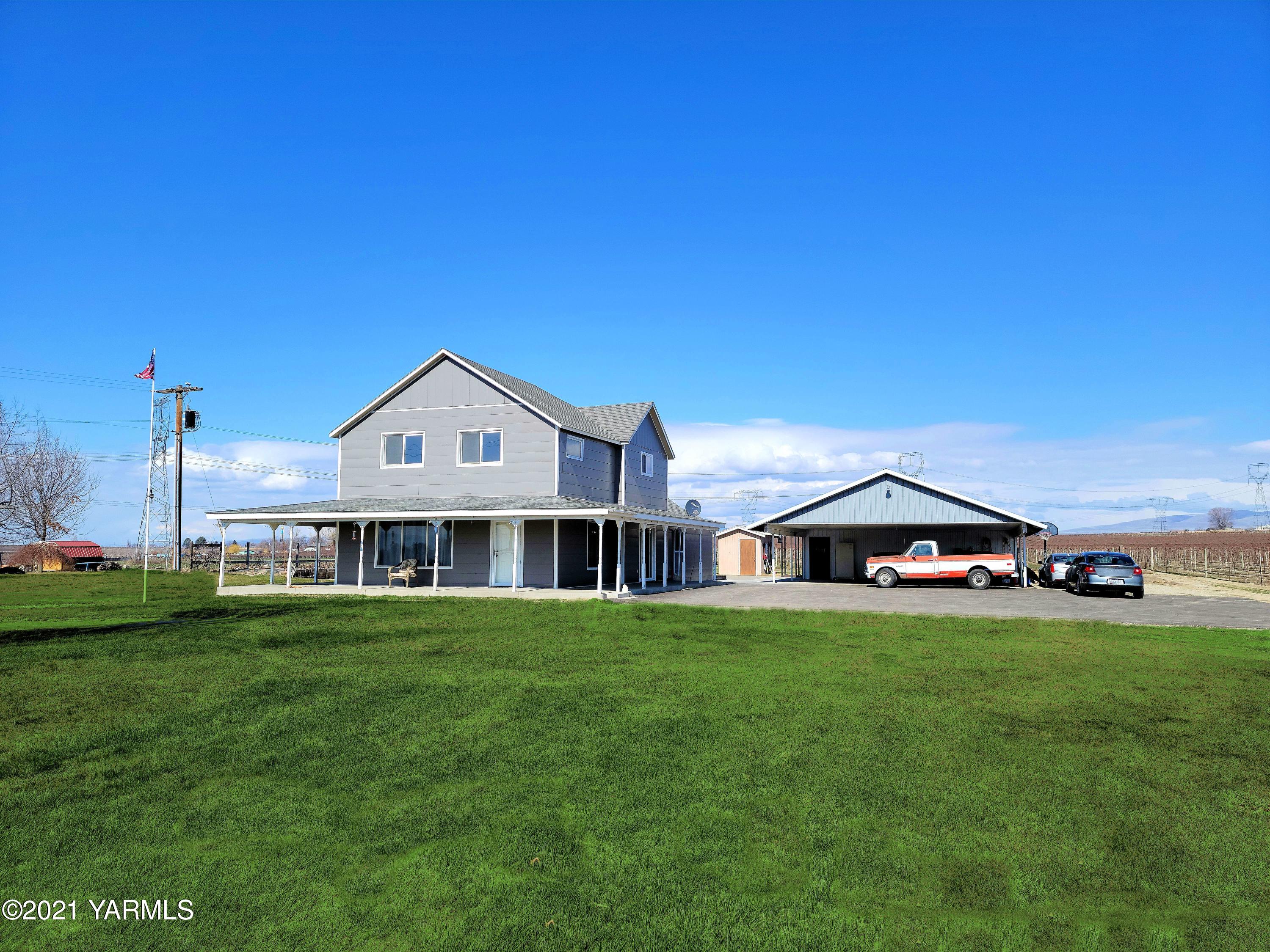 1141 Alexander Road Sunnyside, WA 98944 - Photo 2 of 16 a view of a house with a big yard