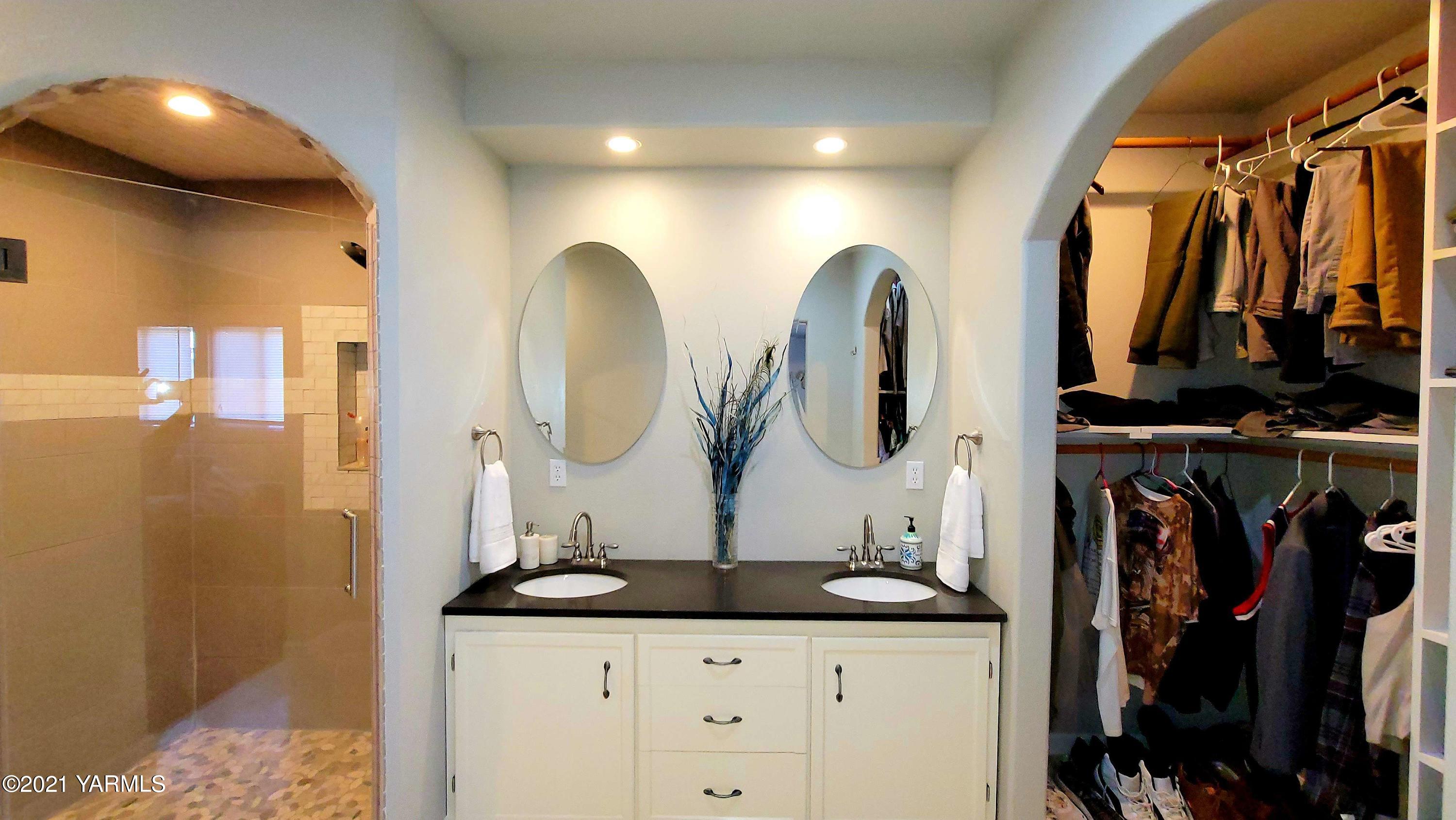 1141 Alexander Road Sunnyside, WA 98944 - Photo 12 of 16 a bathroom with double sink and a mirror