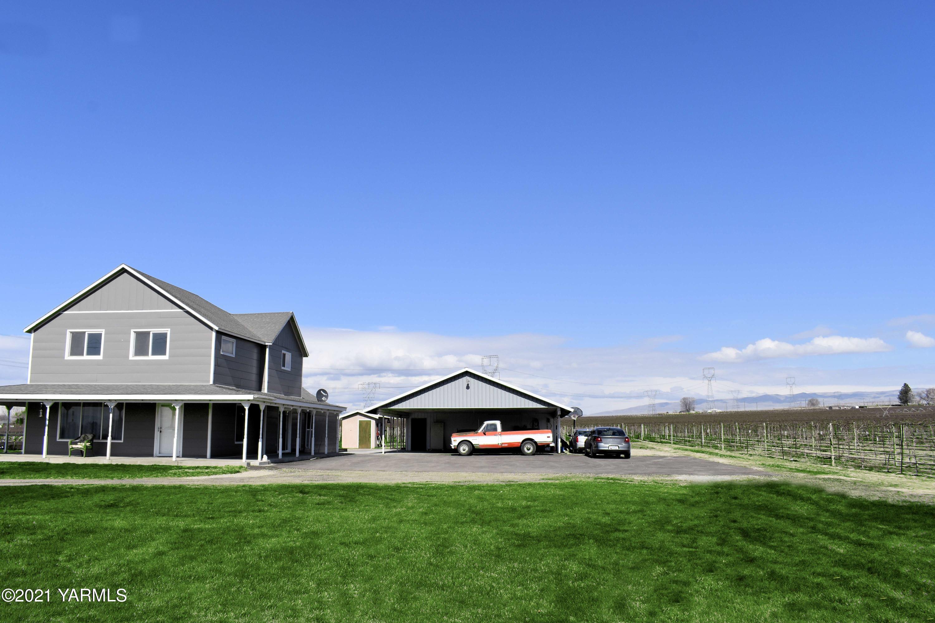 1141 Alexander Road Sunnyside, WA 98944 - Photo 4 of 16 a front view of a house with a yard