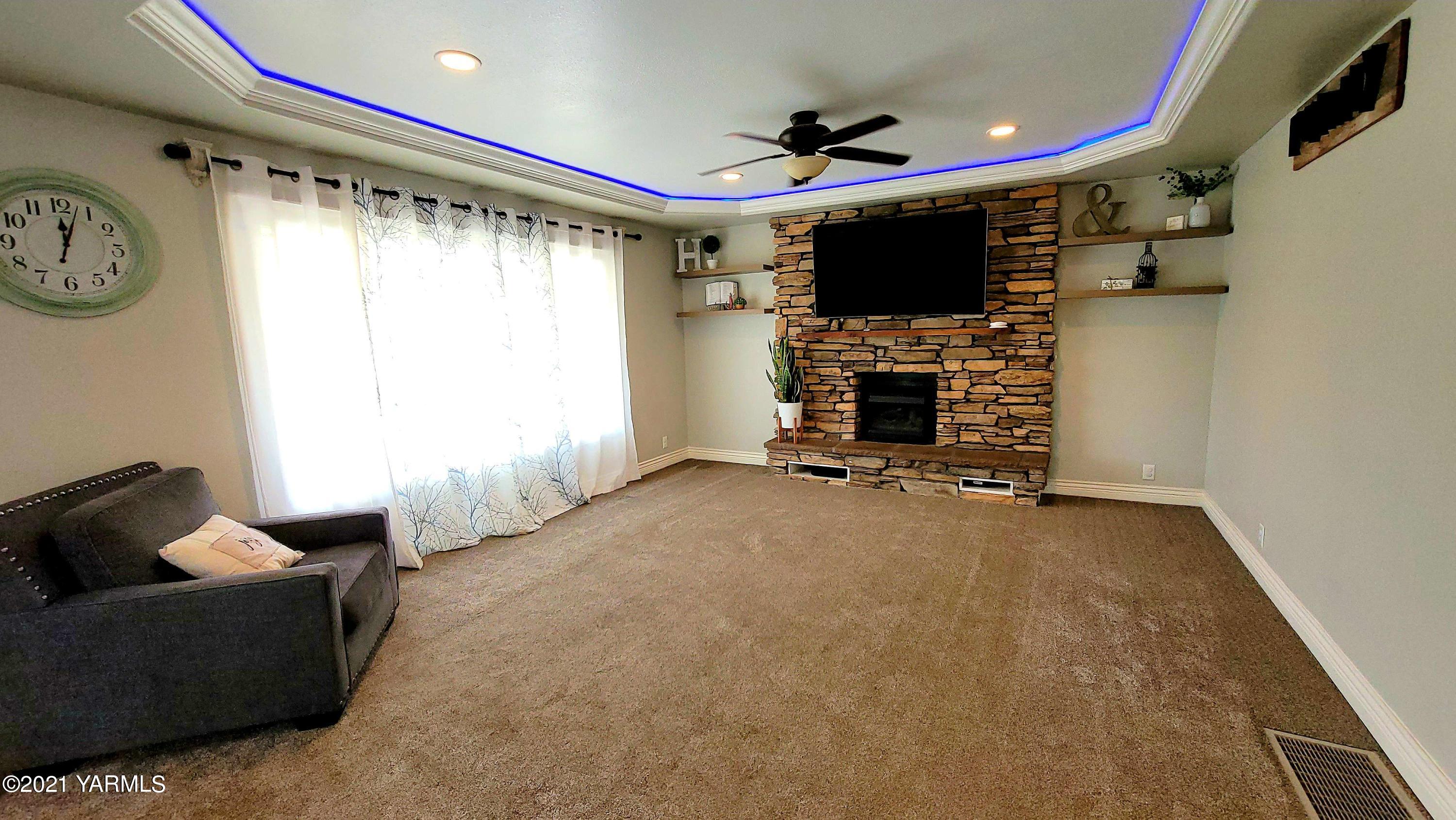 1141 Alexander Road Sunnyside, WA 98944 - Photo 10 of 16 a living room with furniture and a flat screen tv