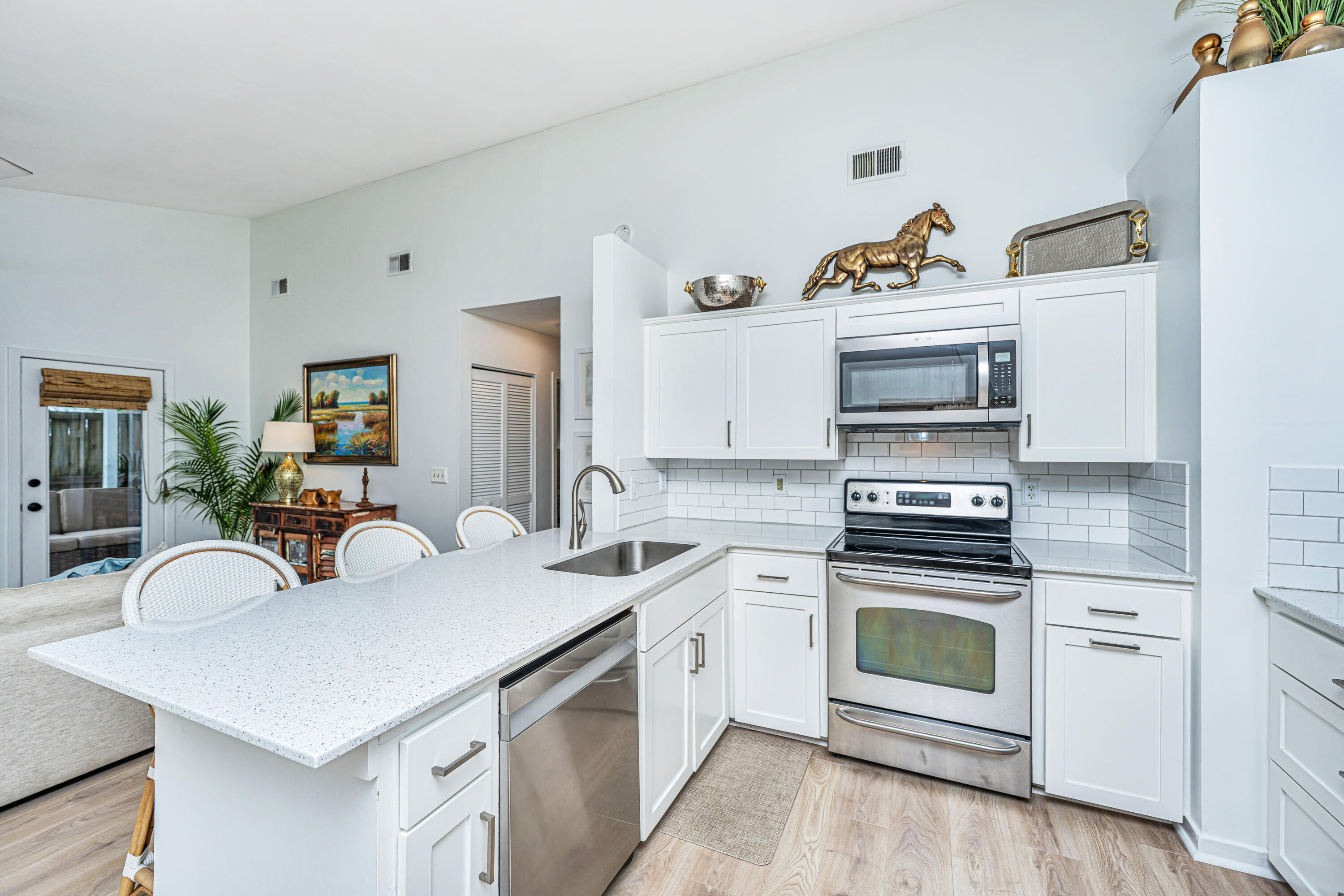 1382 West Point Drive Mount Pleasant, SC 29466 - Photo 15 of 40 Kitchen with Seating