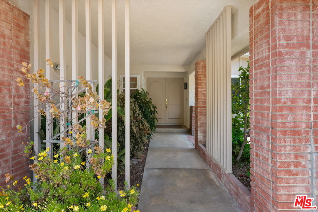 1463 Morrow Circle Thousand Oaks, CA 91362 - Photo 4 of 25 a view of a corridor