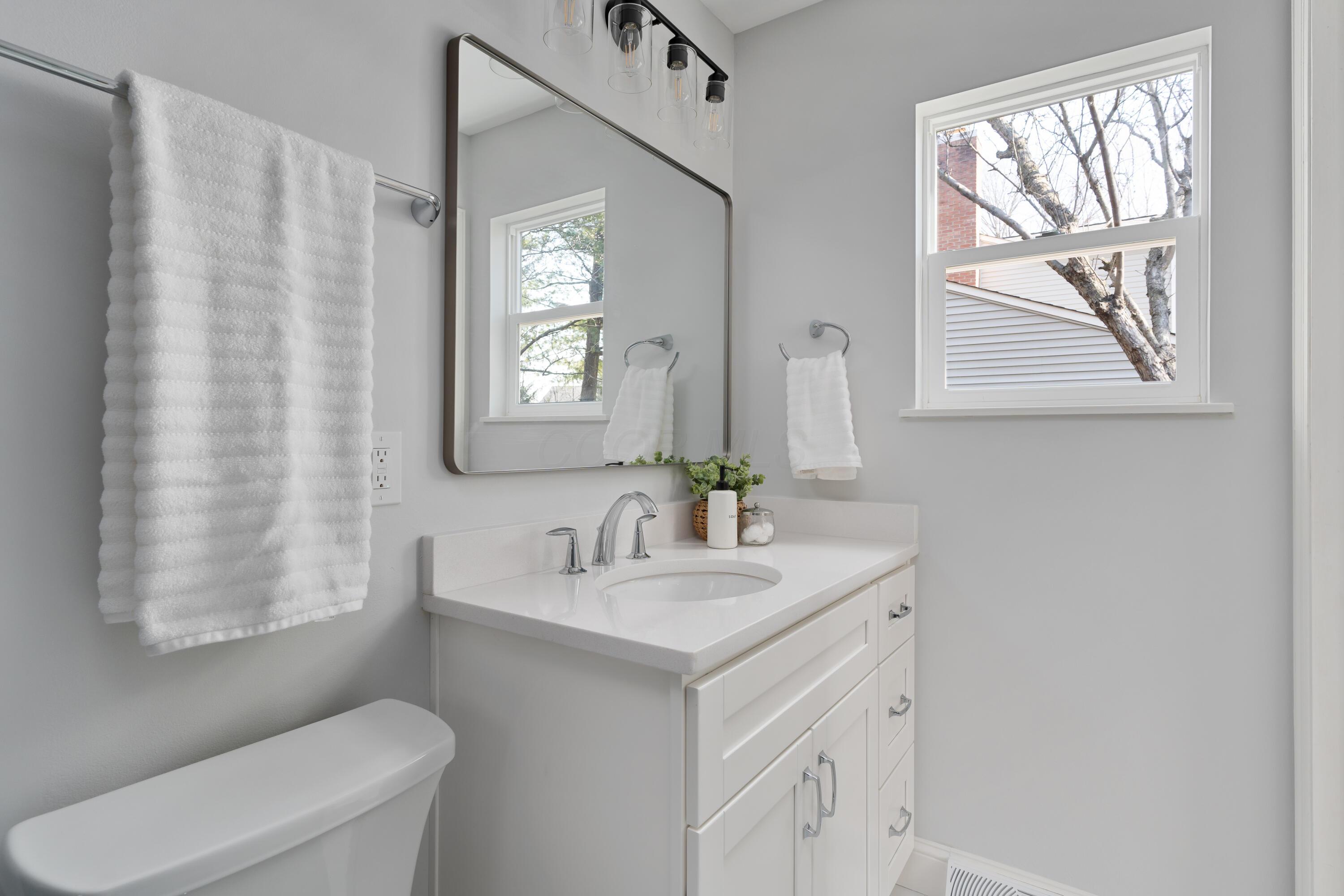 2101 Pinebrook Road Columbus, OH 43220 - Photo 29 of 53 Owner's Bathroom