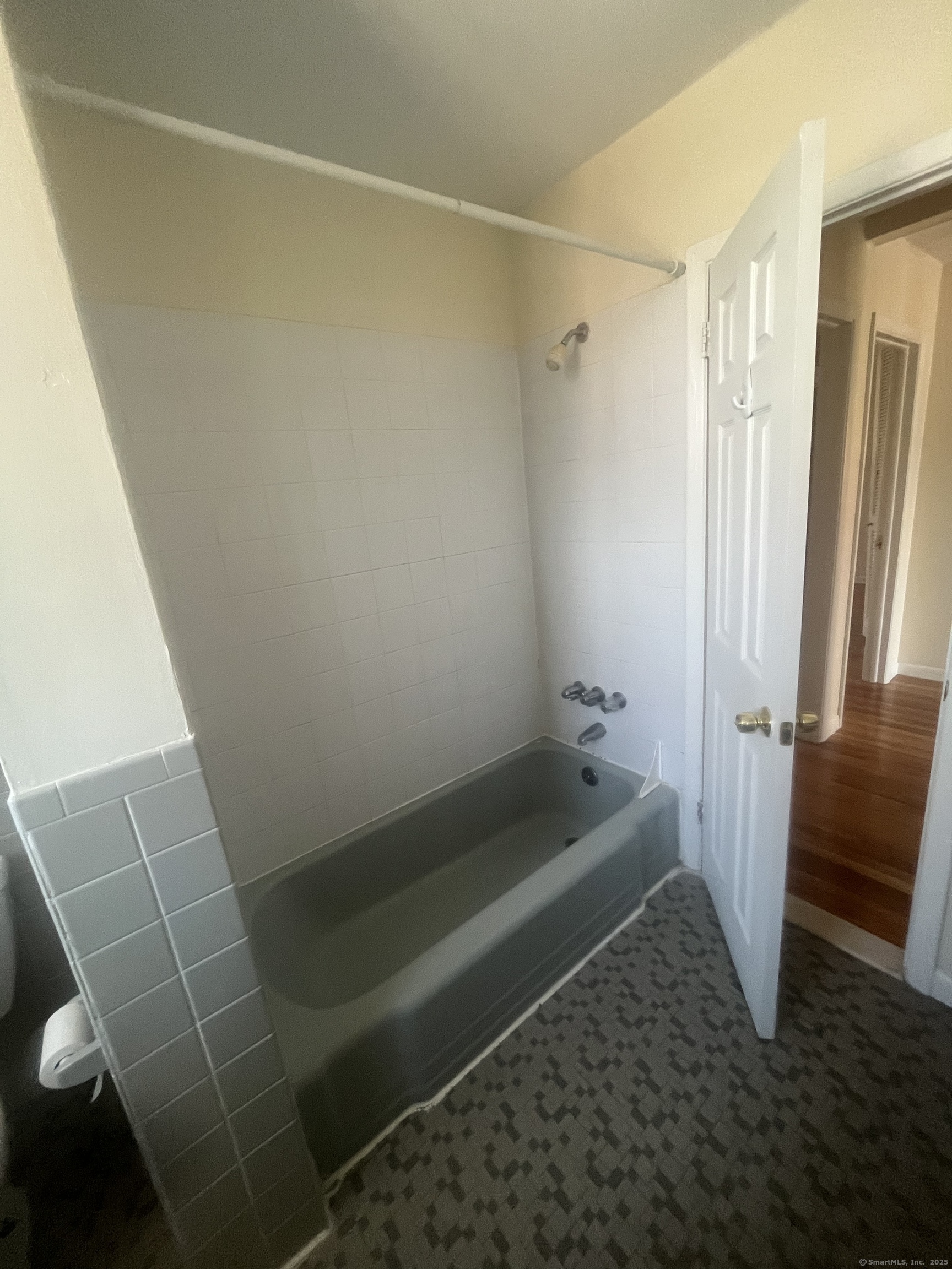 492 Fountain Street, Unit 504C2 New Haven, CT 06515 - Photo 12 of 20 a bathroom with a tub