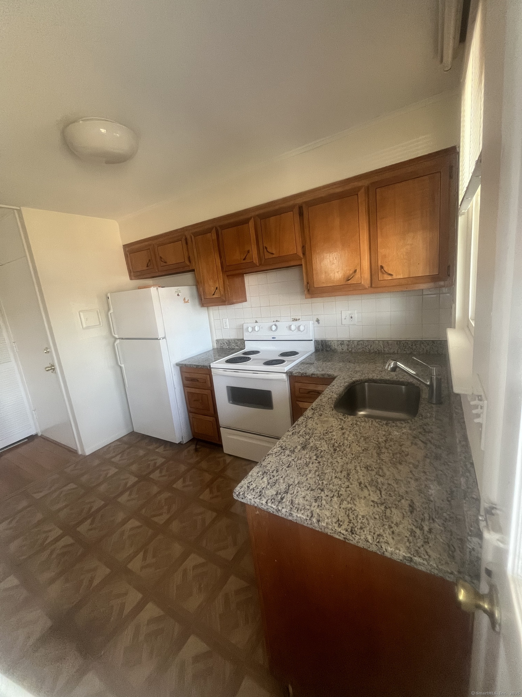 492 Fountain Street, Unit 504C2 New Haven, CT 06515 - Photo 15 of 20 a kitchen that has a sink and a stove