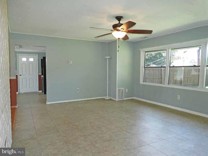 41 Inwood Road Levittown, PA 19057 - Photo 3 of 22 Gallery Image 3