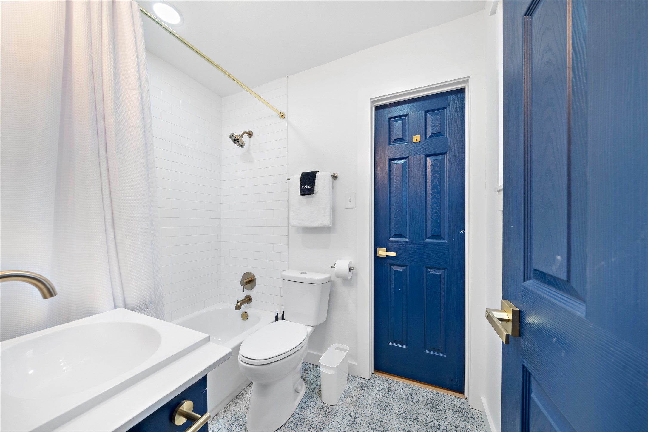 3901 Dallas Street, Unit B Houston, TX 77023 - Photo 14 of 32 a bathroom with a sink a toilet and shower
