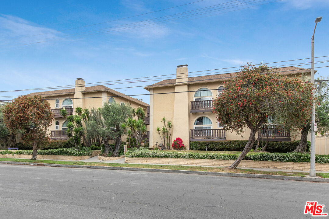 8155 Manitoba Street, Unit 12 Playa del Rey, CA 90293 - Photo 16 of 16 a view of a volley ball court