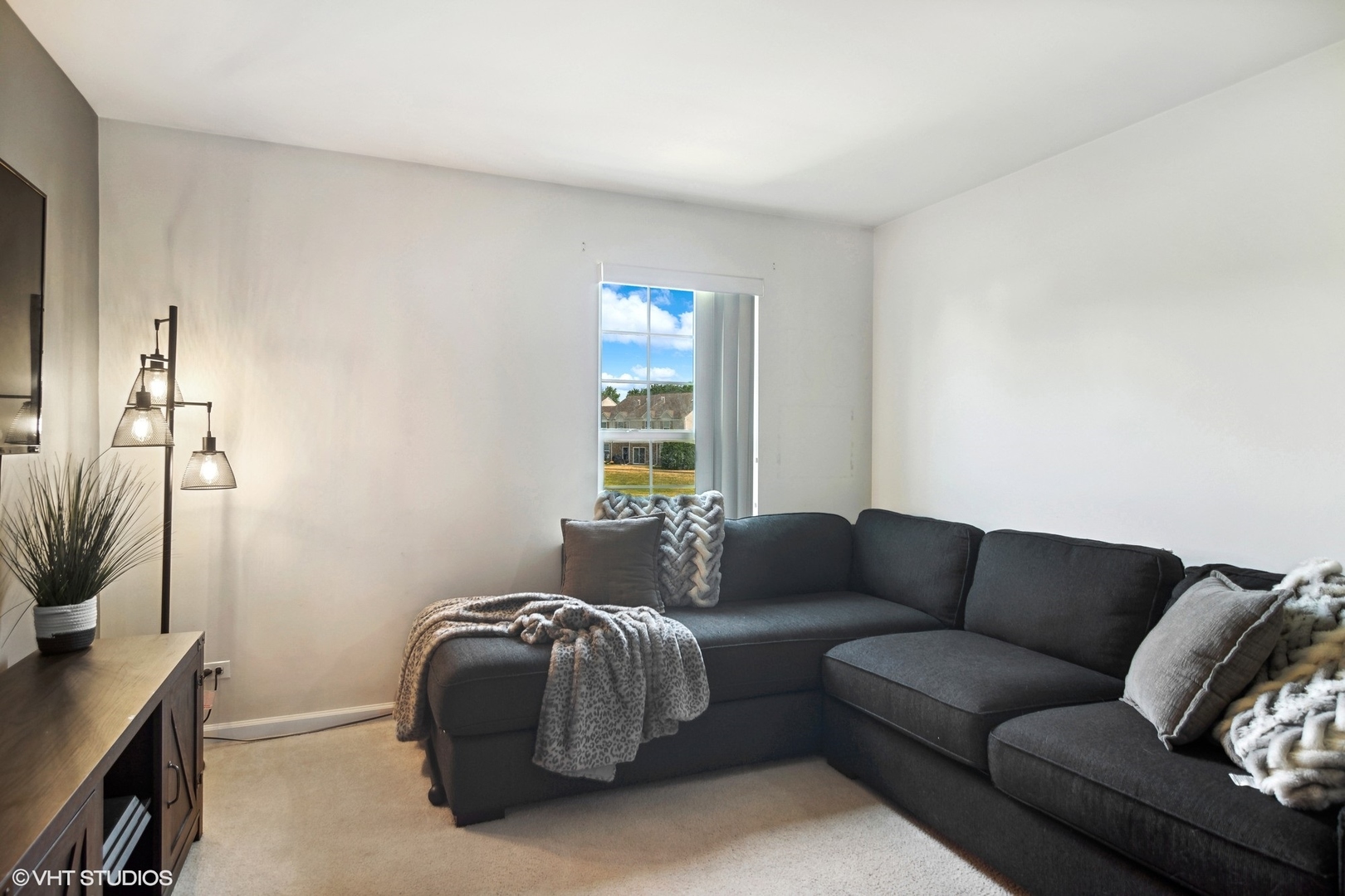 655 Pointe Drive Crystal Lake, IL 60014 - Photo 13 of 22 a living room with furniture and a window