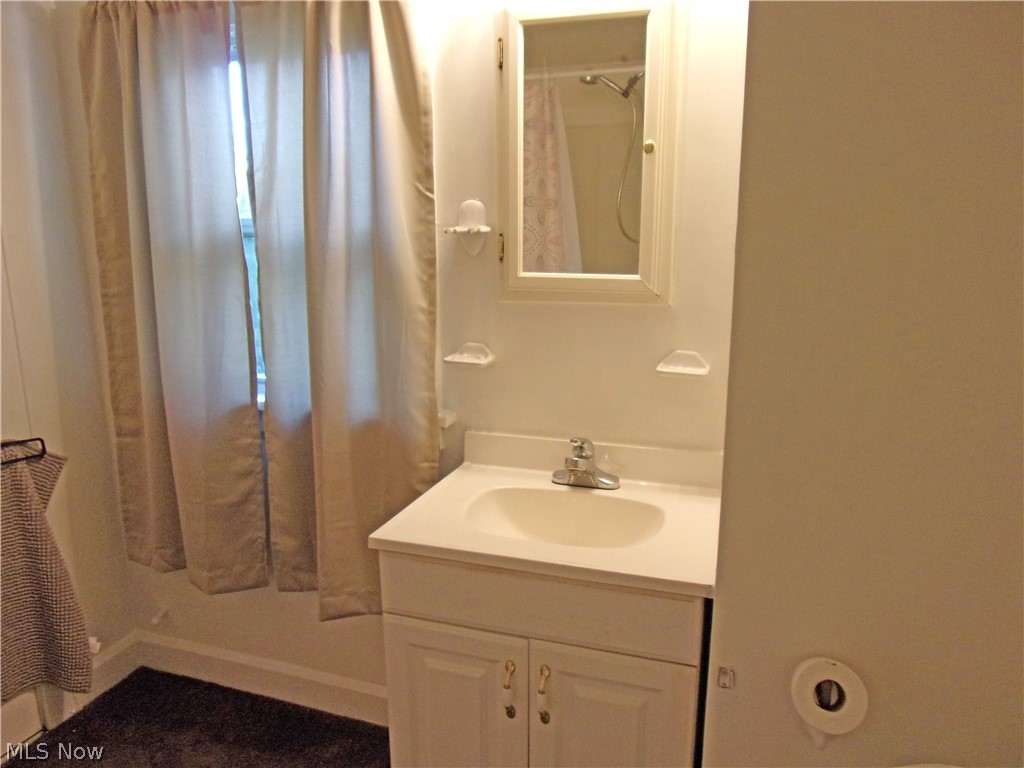 833 Ranney Street Akron, OH 44310 - Photo 20 of 23 Upper level ;bath