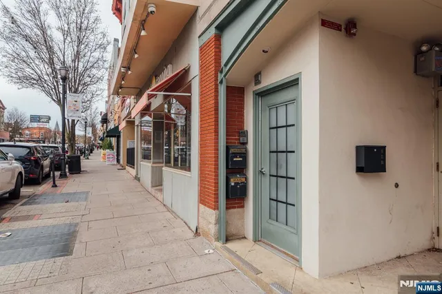 a view of a pathway along the building