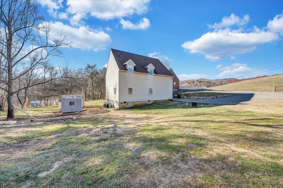 777 Mountain Pass Road Blue Ridge, VA 24064 - Photo 5 of 44 .