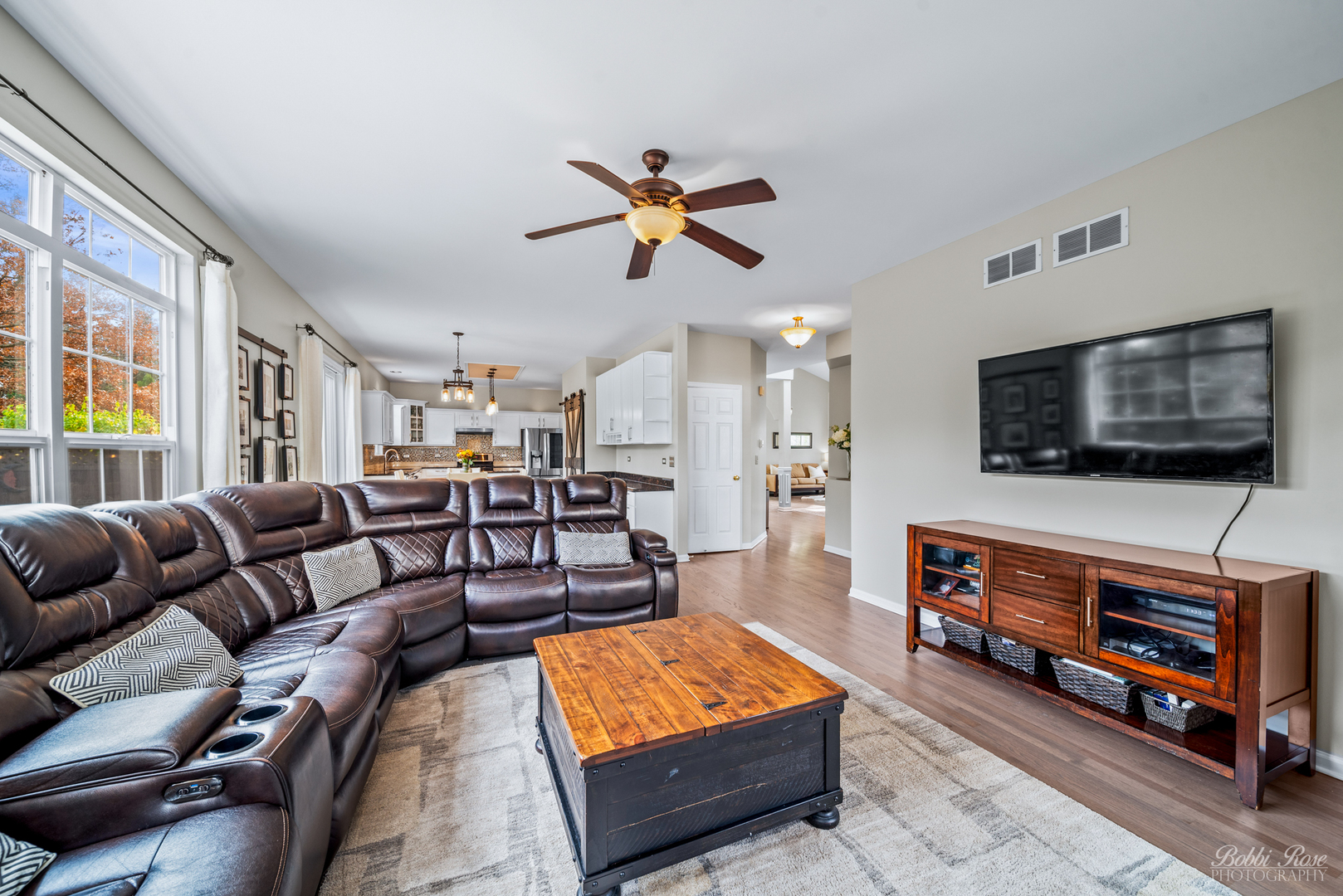 892 Audubon Lane Aurora, IL 60506 - Photo 21 of 53 a living room with furniture and a flat screen tv