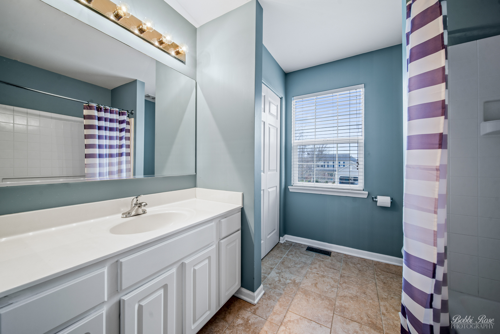 892 Audubon Lane Aurora, IL 60506 - Photo 31 of 53 a bathroom with a sink a vanity and a mirror