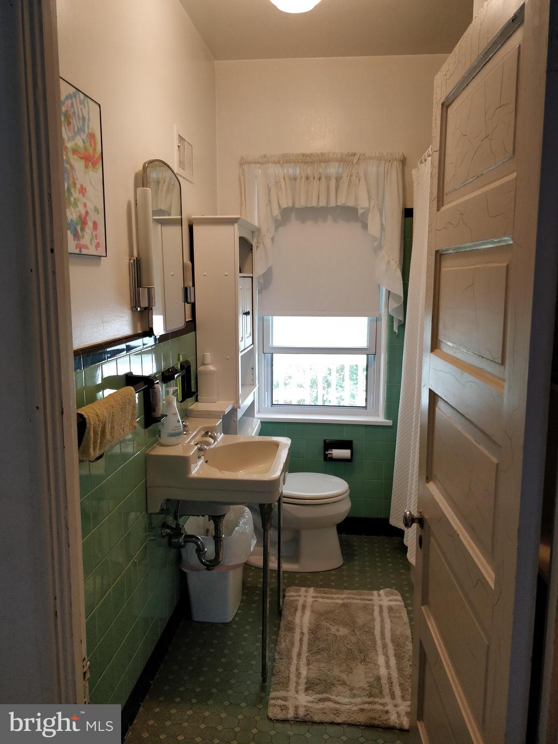 39 Philadelphia Avenue Reading, PA 19607 - Photo 13 of 32 2nd fl full bath, cer tile, tub & shower