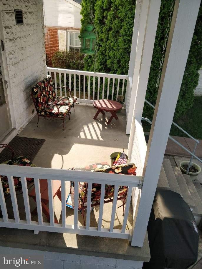 39 Philadelphia Avenue Reading, PA 19607 - Photo 15 of 32 1st floor rear porch, awnings, off kitchen