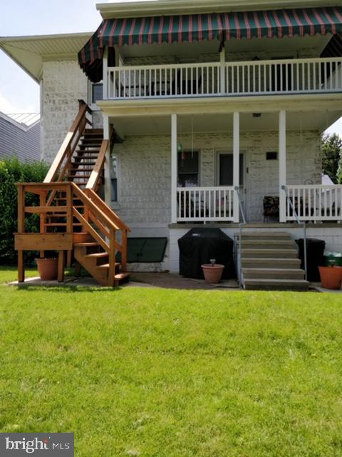 39 Philadelphia Avenue Reading, PA 19607 - Photo 17 of 32 Rear of house showing two porches